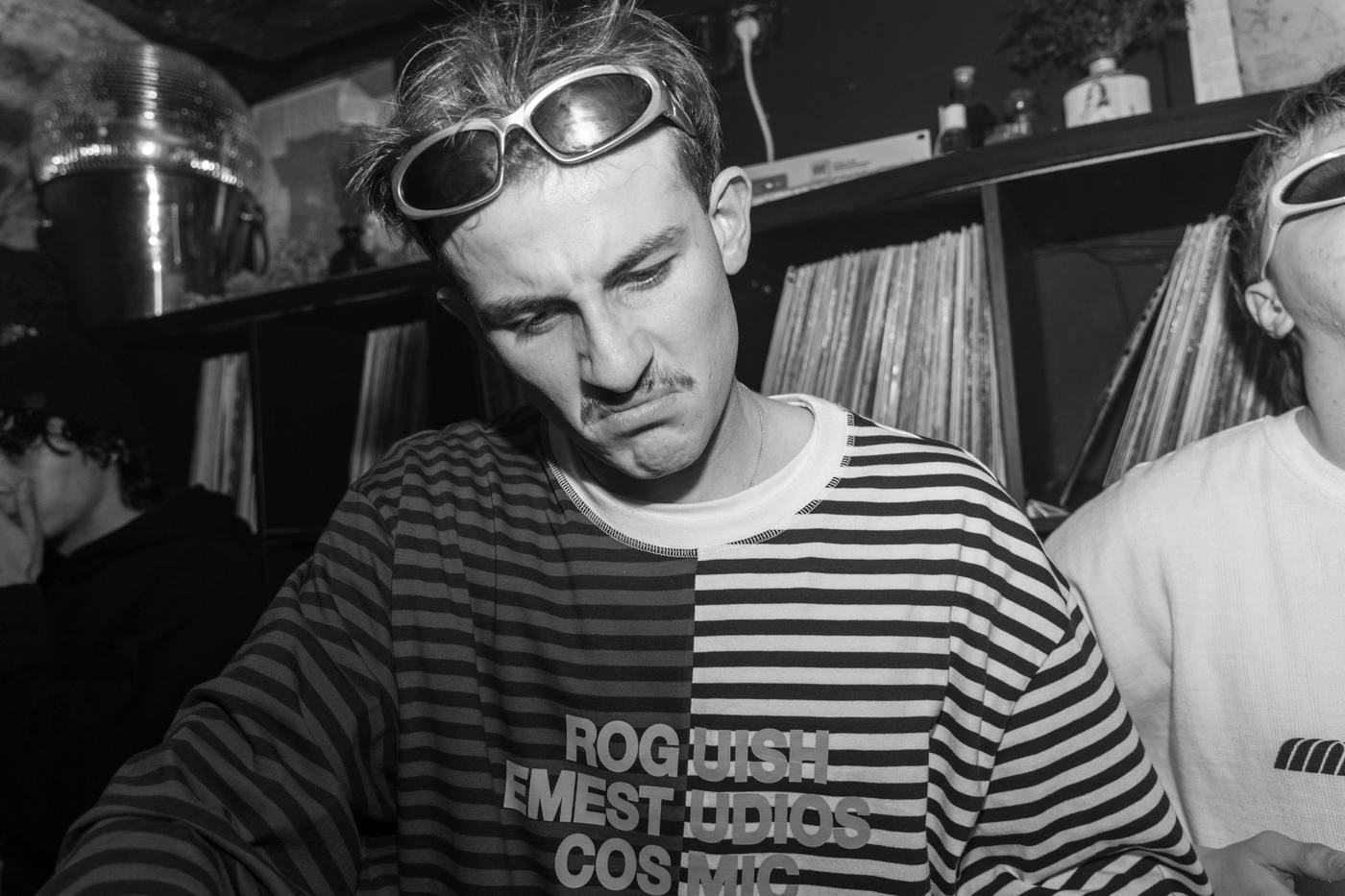 DJ en gros plan, lunettes sur la tête, noir et blanc