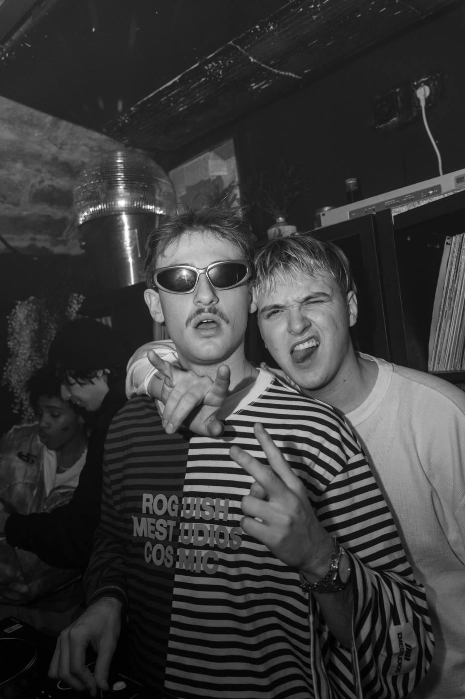 Deux DJ qui posent derrière les platines