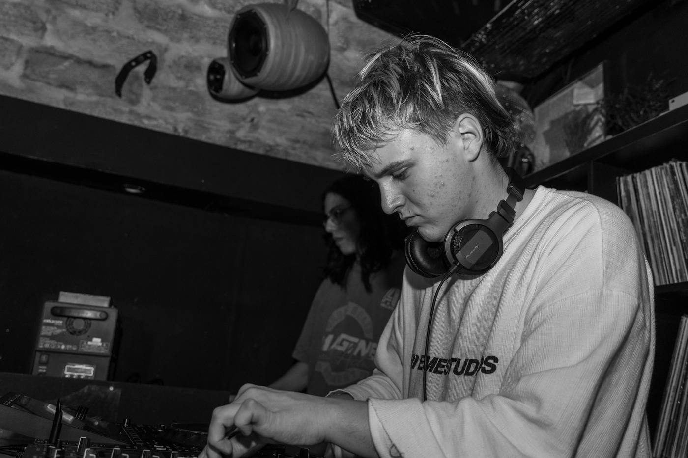 DJ au sweat blanc, casque sur les oreilles