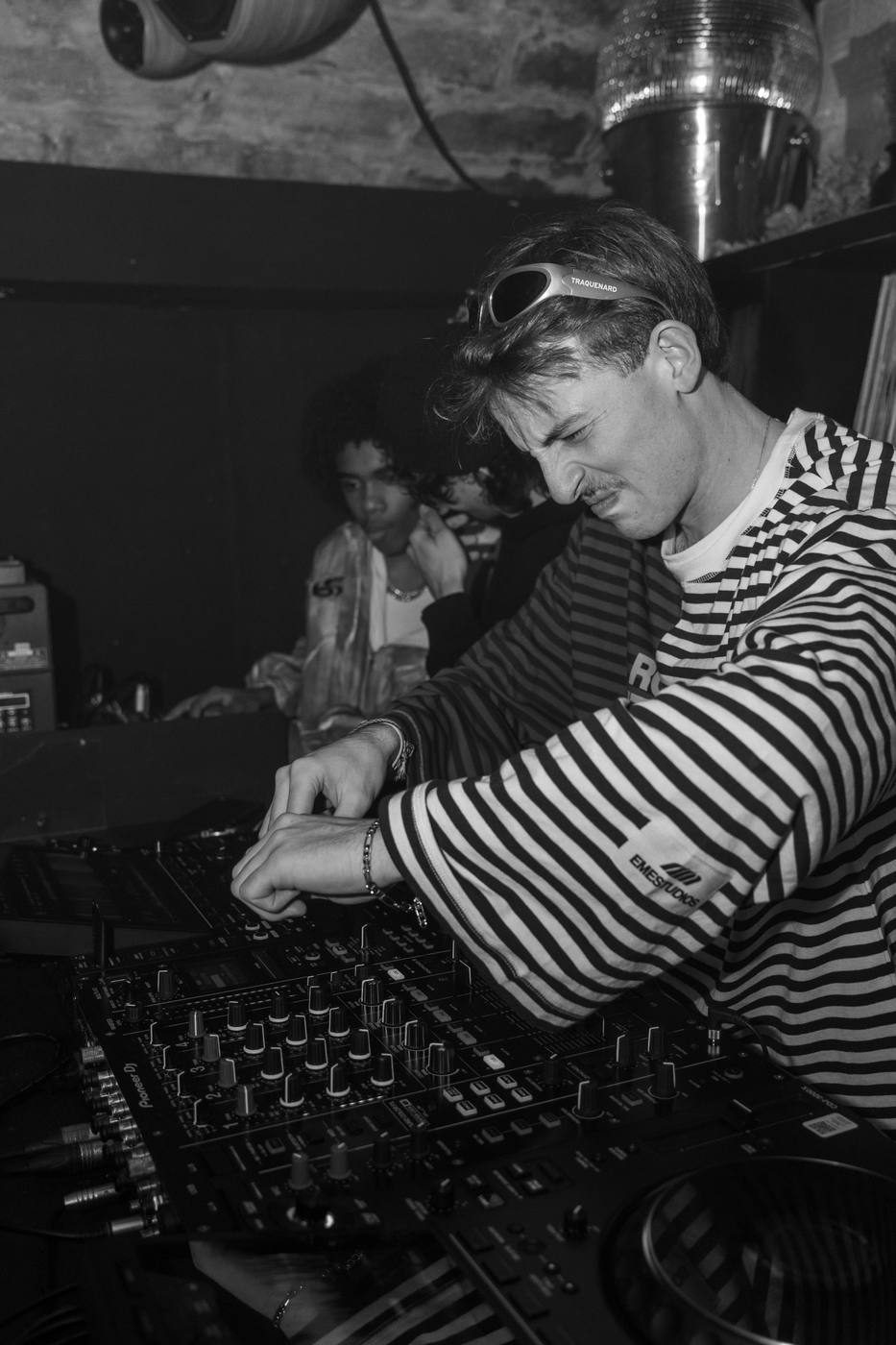 Mains d’un DJ sur la table de mixage