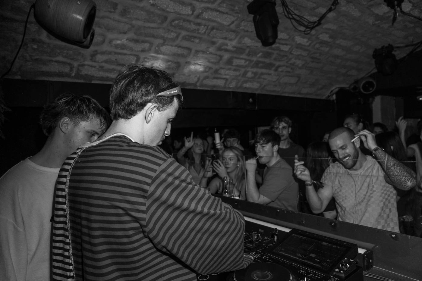 DJ devant le public d’un club
