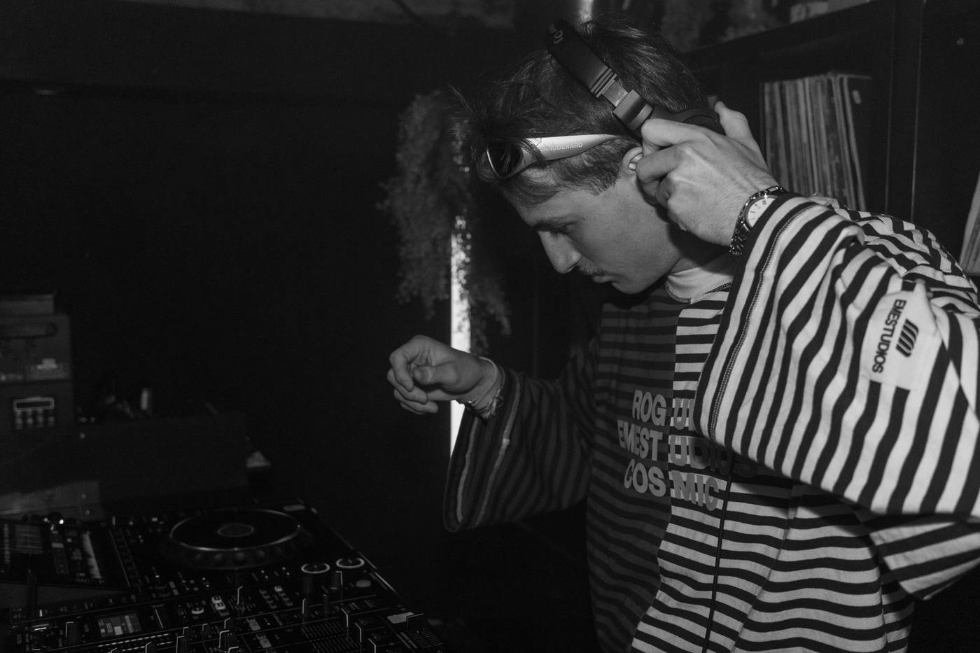 DJ concentré, casque à la main