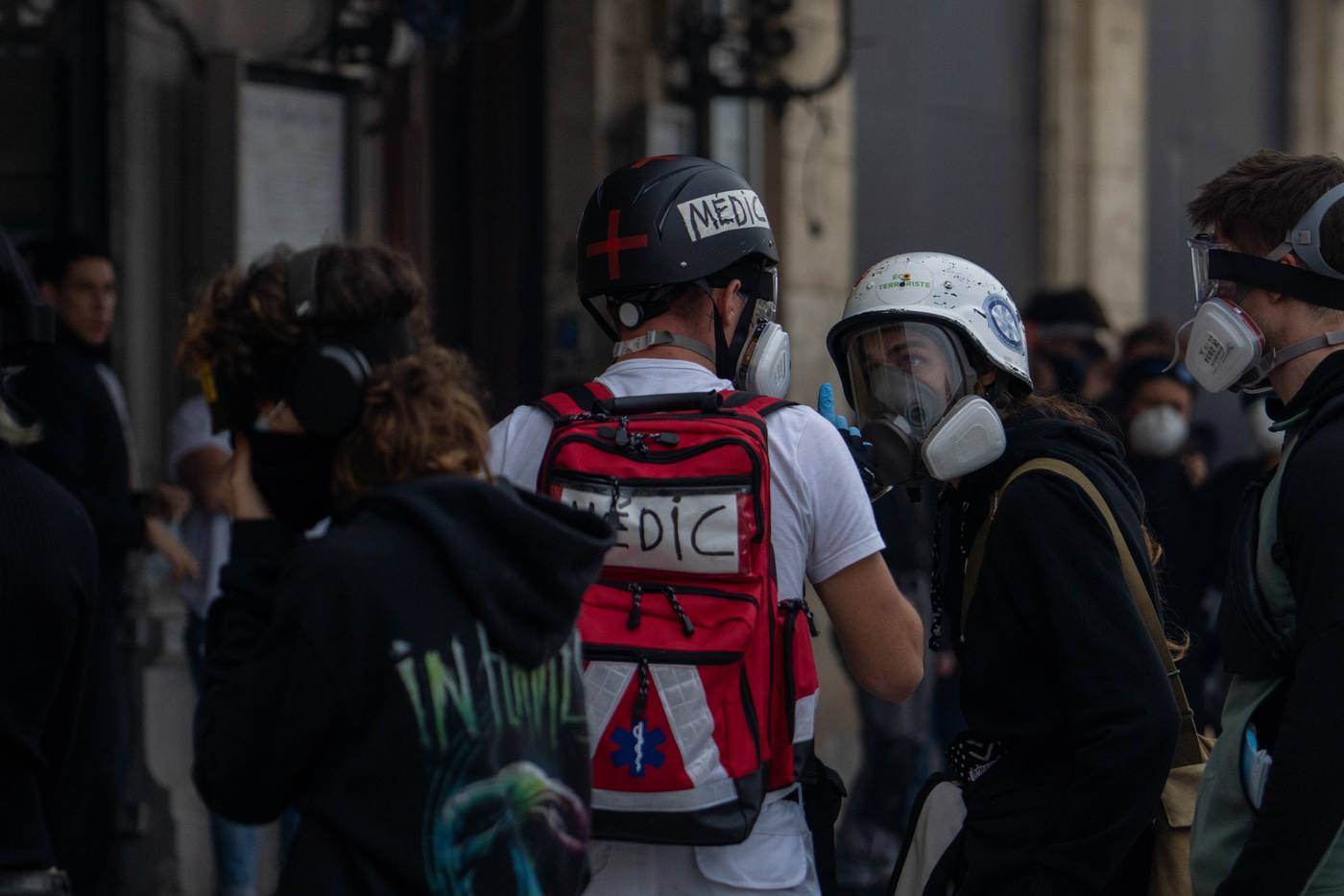 Secouristes de rue avec casques et sac médical au milieu du cortège