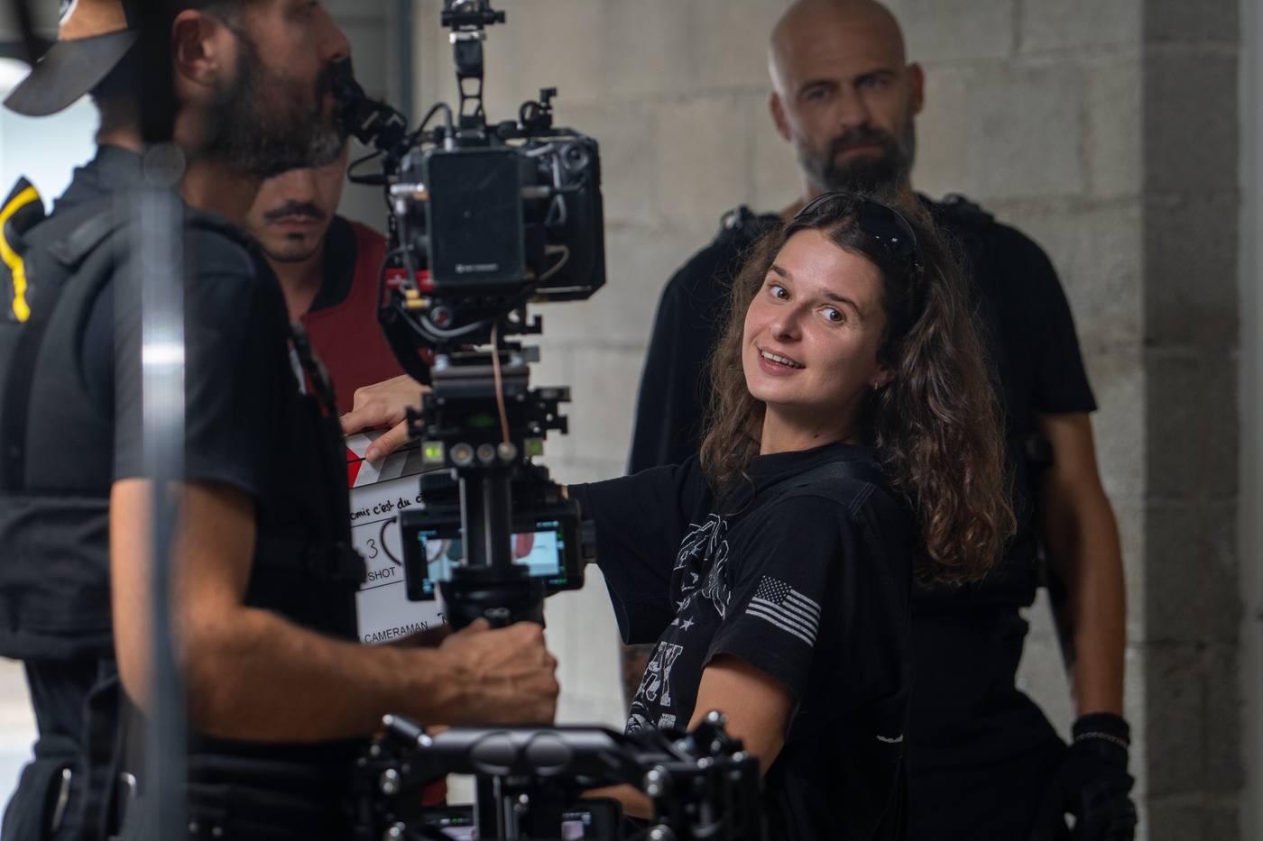 Équipe autour d’une caméra de cinéma sur un tournage