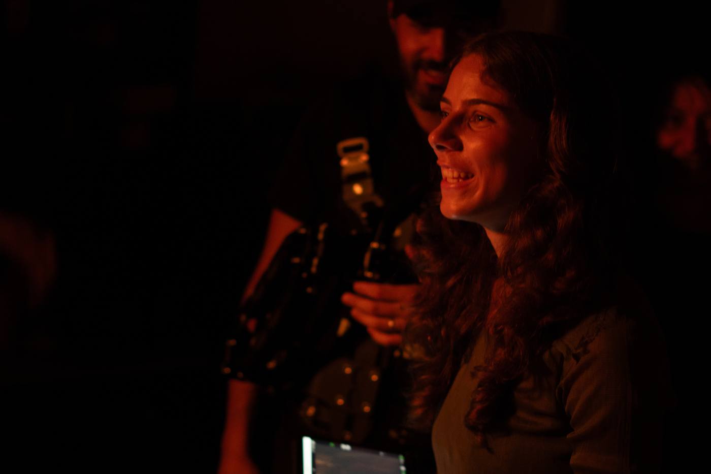 Scène de tournage éclairée en rouge