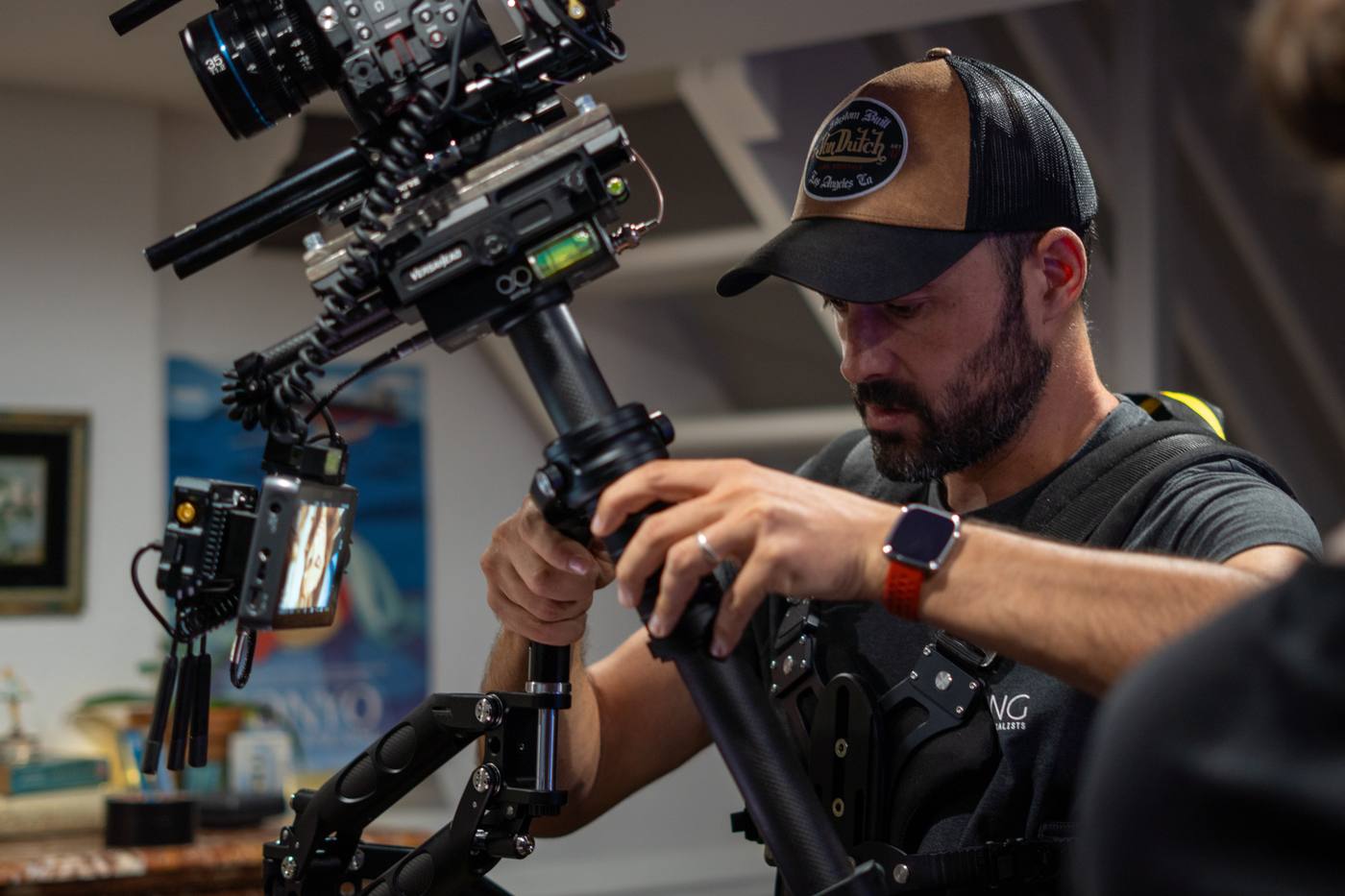 Cadreur qui prépare son rig caméra
