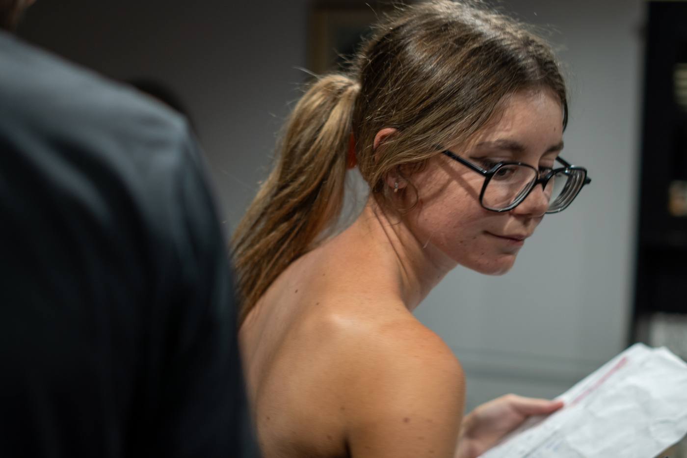 Comédienne qui lit son texte